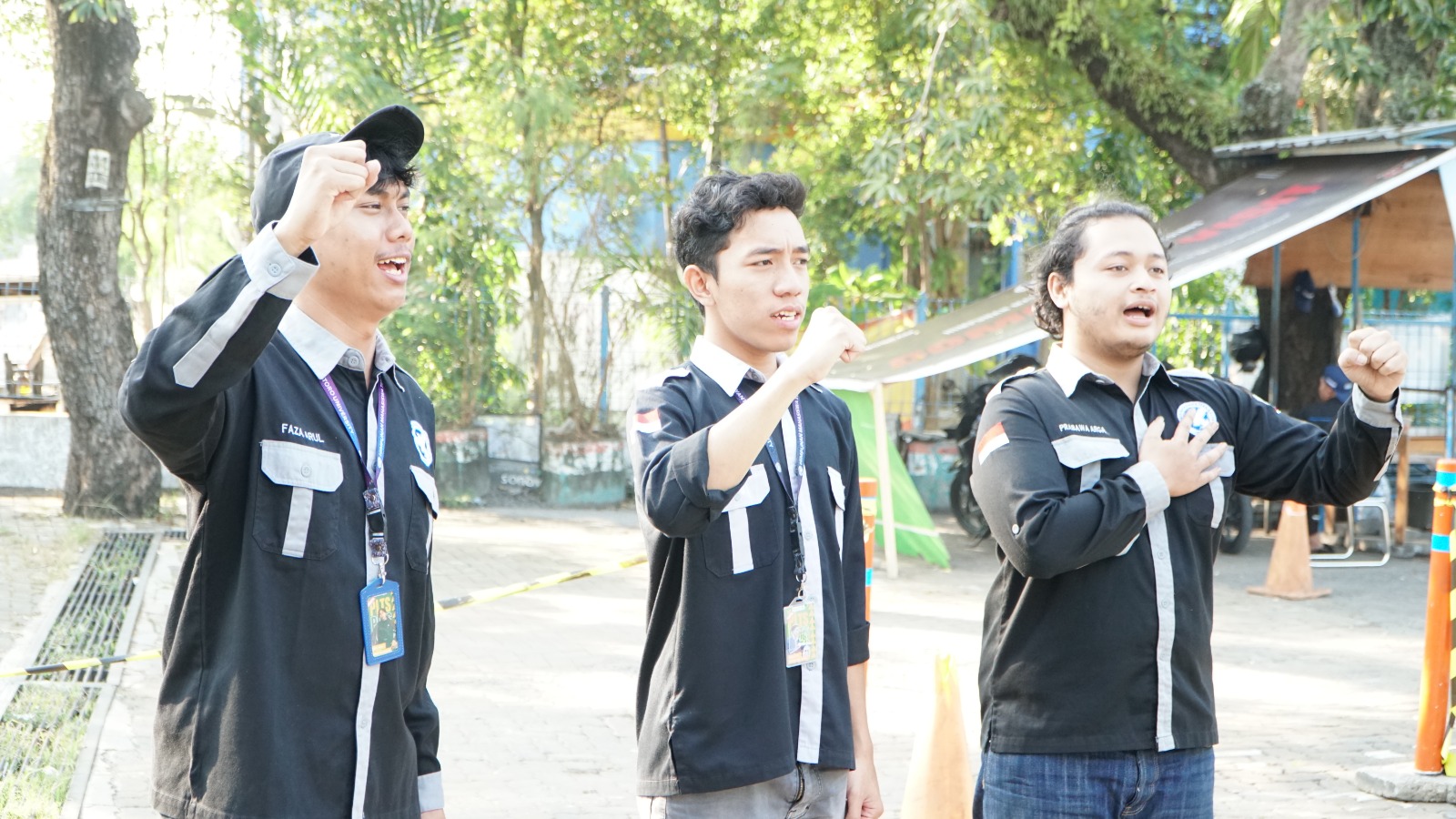 Menyanyikan lagu Indonesia Raya & Hymne Udinus